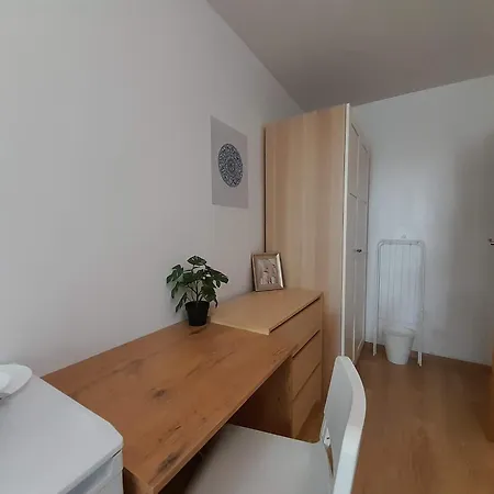 Apartament Familly Hostello - 5 Osobnych Pokoi, Blisko Areny I Lotniska شقة *