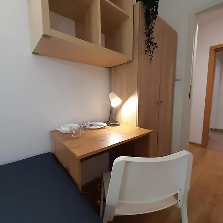 شقة Apartament Familly Hostello - 5 Osobnych Pokoi, Blisko Areny I Lotniska