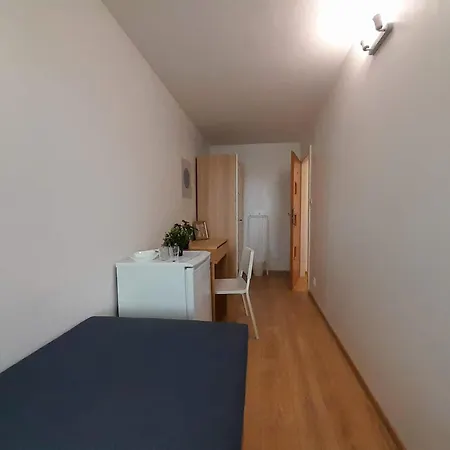 Apartament Familly Hostello - 5 Osobnych Pokoi, Blisko Areny I Lotniska Apartment